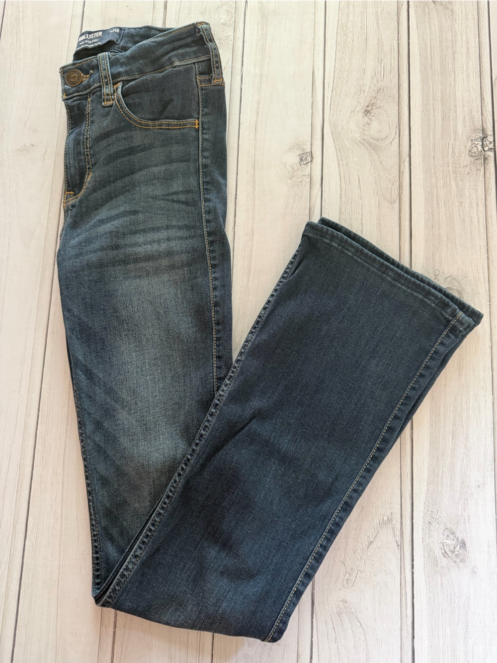 Women’s Hollister mid rise boot cut dark wash with advance stretch. Size 00R/W24